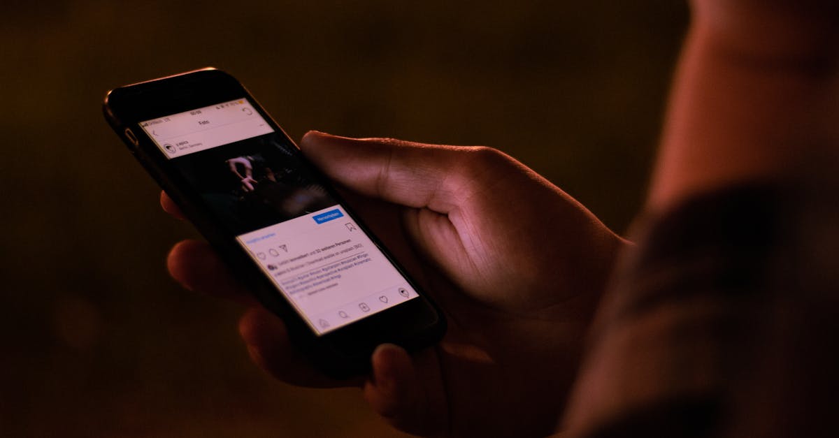 Pessoa criando conteúdo no smartphone em ambiente escuro