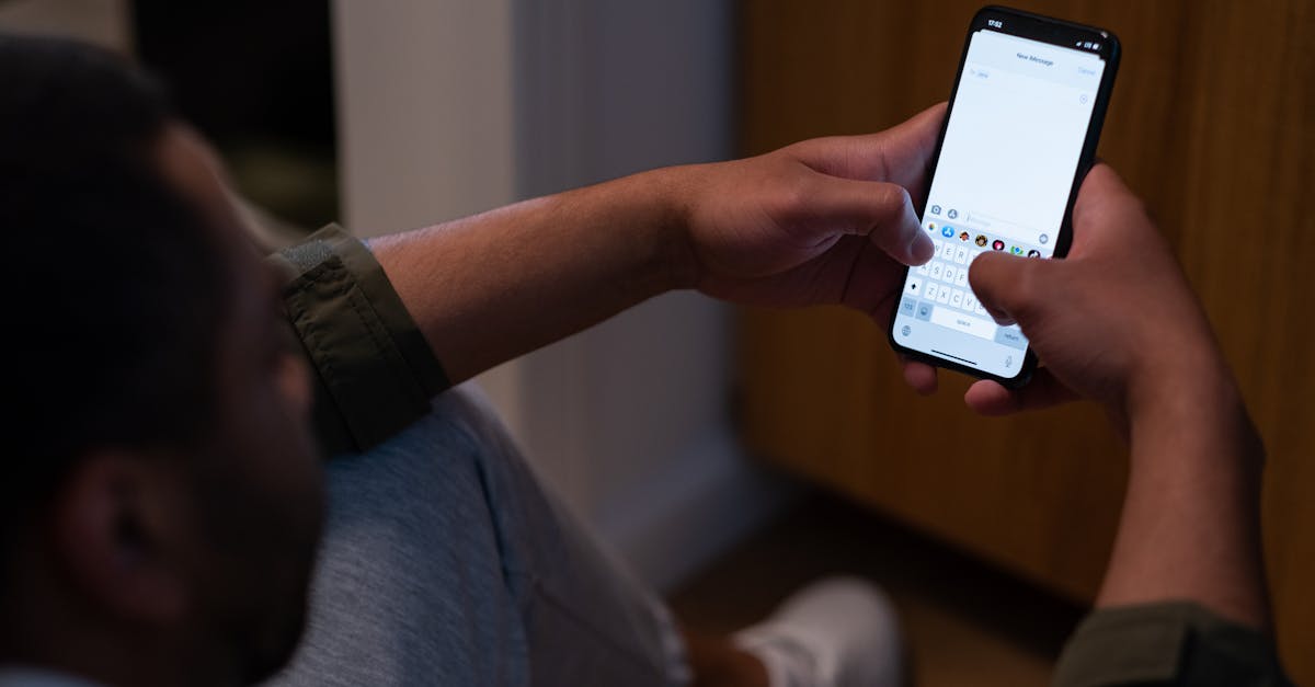Homem digitando mensagem no celular à noite, prospecção no direct
